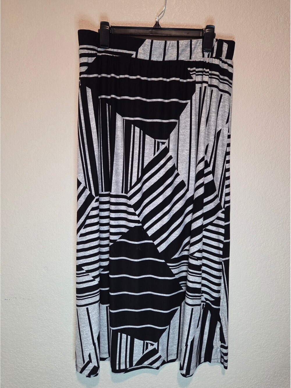 Terra & Sky Women's Plus Size 1X Black and Gray Geometric Skirt